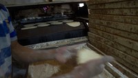Pembuat roti tradisional dari gandum Baladi beraktifitas di dapurnya di Distrik Shubra, Kairo, Mesir, Rabu (2/3/2022).  Para ahli khawatir bahwa operasi militer Rusia akan semakin meningkatkan harga pangan di negara-negara konflik seperti Libya, Yaman, dan Lebanon, dan memperdalam krisis pangan di negara-negara tersebut.