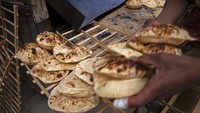 Pembuat roti tradisional Baladi beraktifitas di dapurnya di Distrik Shubra, Kairo, Mesir, Rabu (2/3/2022). Mesir menjadi salah satu negara yang mengalami dampak tak langsung akibat invasi Rusia ke Ukraina. Pasokan gandum yang diimpor dari kawasan subur Laut Hitam tersebut mulai langka dan membuat harga gandum mulai naik. (Foto AP/Nariman El-Mofty)