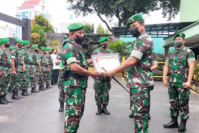 Danrem 052/Wijayakrama Brigjen TNI Rano Maxim Adolf Tilaar (kanan) memberikan piagam penghargaan dan satu unit sepeda kepada Babinsa 1 Kelurahan Kapuk Koramil 04 Cengkareng Kodim 0503/Jakbar Pelda M Jaelani (kiri) di Markas Kodim 0503/ Jakarta Barat, Senin (7/3/2022). (ANTARA/Walda)