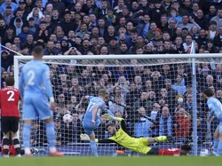 Gol kedua Kevin De Bruyne terjadi karena kegagalan lini belakang Man United menghalau bola kedua ketika De Gea melakukan tepisan sebelumnya. (Foto: AP/Jon Super)
