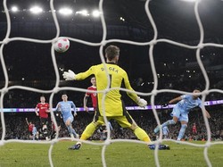 David De Gea kembali gagal menghalau tembakan Riyad Mahrez menjelang laga usai. Bola sepakan Mahrez menghujam muka De Gea sebelum masuk ke gawang. (Foto: AP/Jon Super)