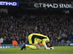 David De Gea tertunduk lesu setelah gol keempat Manchester City. (Foto: AP/Jon Super)