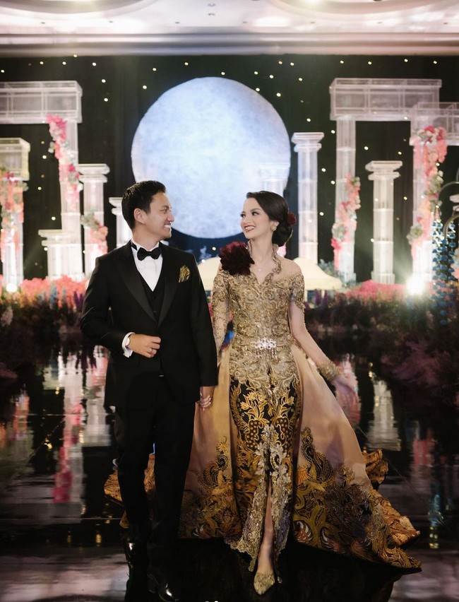 Nuansa luar angkasa sangat kental. Namun jadi terkesan eklektik karena berpadu dengan tampilan mempelai wanita yang mengedepankan unsur etnik-modern, mengenakan kebaya karya Anne Avantie. Foto: Instagram
