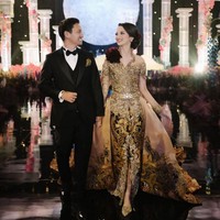 Nuansa luar angkasa sangat kental. Namun jadi terkesan eklektik karena berpadu dengan tampilan mempelai wanita yang mengedepankan unsur etnik-modern, mengenakan kebaya karya Anne Avantie. Foto: Instagram