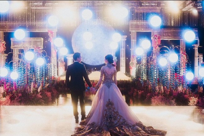 Dekorasi pernikahan digarap oleh tim dari Lotus Design. Ornamen Bulan purnama bercahaya nan indah jadi latar belakang pesta yang digelar secara mewah ini. Foto: Instagram