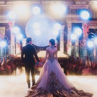 Dekorasi pernikahan digarap oleh tim dari Lotus Design. Ornamen Bulan purnama bercahaya nan indah jadi latar belakang pesta yang digelar secara mewah ini. Foto: Instagram