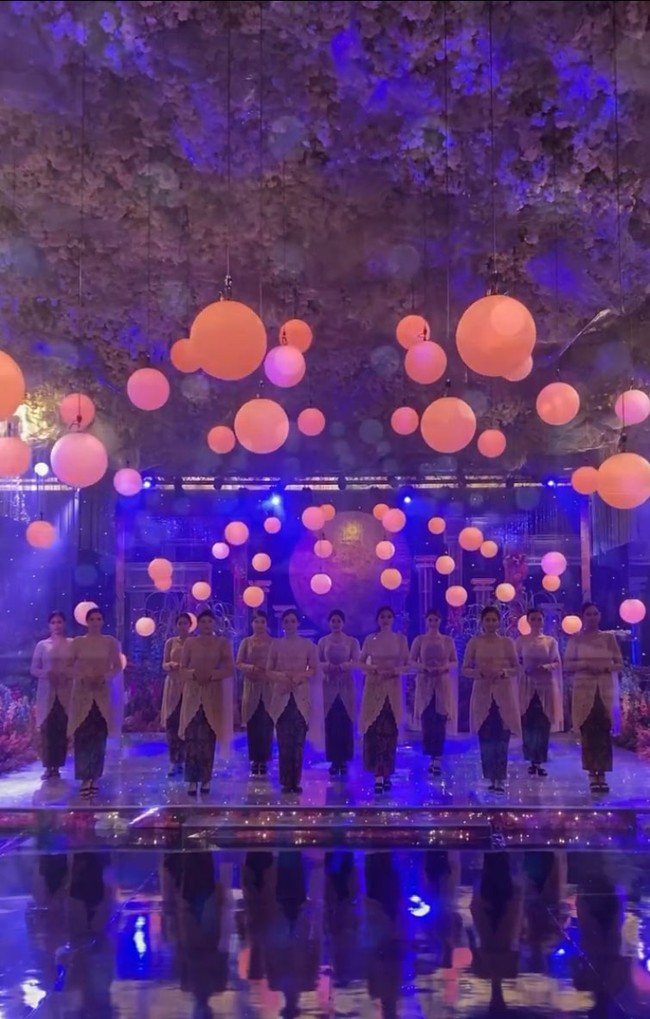 Tak lupa penampilan para bridesmaid yang berjejer, sebagai pembuka panggung. Foto: Instagram