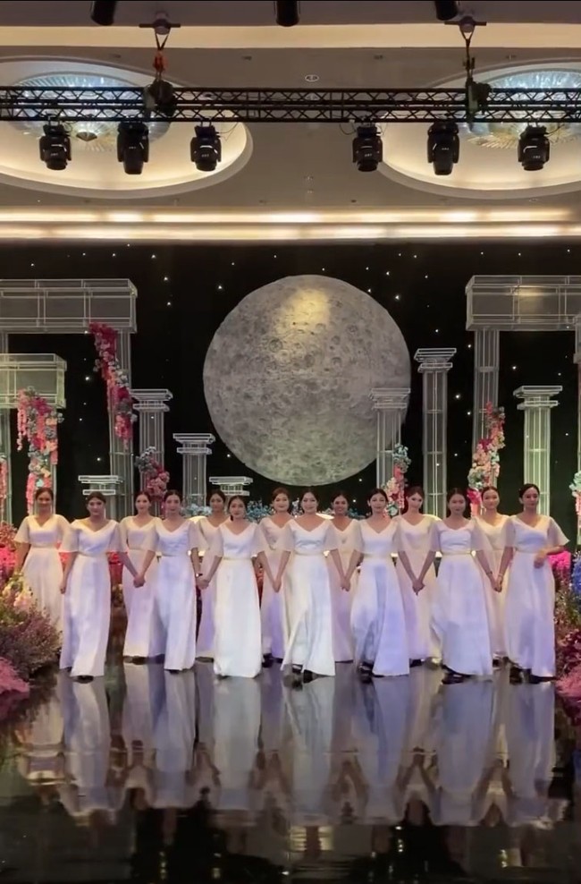 Terdapat pula pilar putih bening yang menambah kesan futuristik. Foto: Instagram