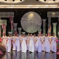 Terdapat pula pilar putih bening yang menambah kesan futuristik. Foto: Instagram