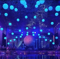 Lampu-lampu gantung menghiasi ruangan yang juga dipenuhi rangkaian bunga nan cantik. Foto: Instagram