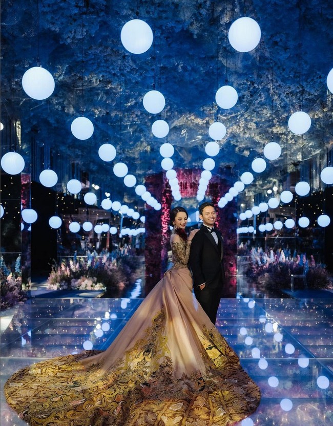 CEO Ruangguru Belva Devara dan Sabrina Anggraini melangsungkan resepsi pernikahan di hotel Raffles, Jakarta Selatan, pada Minggu (6/03/2022). Dekorasi megah bernuansa luar angkasa mencuri perhatian netizen. Foto: Instagram