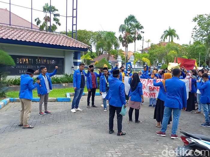 Demo mahasiswa PMII Sampang mengungkap penyelewangan Bantuan Pangan Non Tunai di Kantor Pemkab Sampang