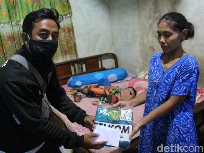 Bonek dan Bonita Jombang menyerahkan bantuan tahap awal kepada Deni Saputra (19), pendukung Persebaya Surabaya yang lumpuh karena mengidap polio. Penggalangan donasi kloter kedua terus mereka gelar selama satu pekan ke depan.