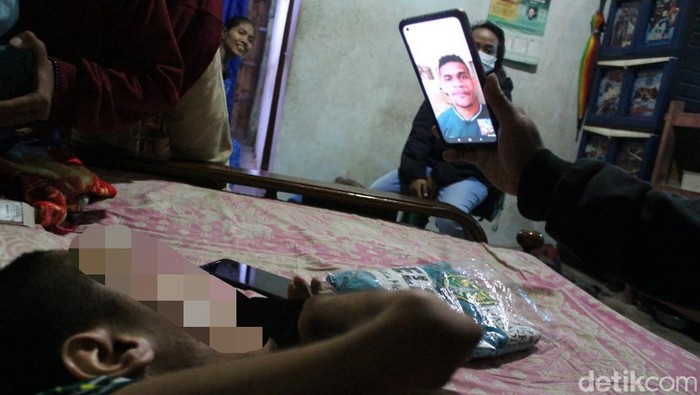 Deni Saputra (19), Bonek Jombang yang lumpuh karena mengidap polio akhirnya bisa berkomunikasi melalui video call (VC) dengan pemain idolanya di Persebaya Surabaya. Saking terharunya, kedua matanya sempat berkaca-kaca dan tak mampu berkata-kata.