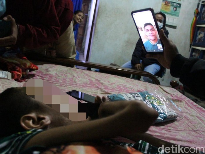 Deni Saputra (19), Bonek Jombang yang lumpuh karena mengidap polio akhirnya bisa berkomunikasi melalui video call (VC) dengan pemain idolanya di Persebaya Surabaya. Saking terharunya, kedua matanya sempat berkaca-kaca dan tak mampu berkata-kata.
