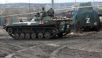 Tank-tank baja itu hilir mudik untuk berpatroli mengontrol kawasan Bugas, Donetsk.