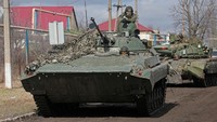 Para petempur pro-Rusia tampak menaiki tank baja di Desa Bugas, Donetsk, Minggu (6/3/2022).