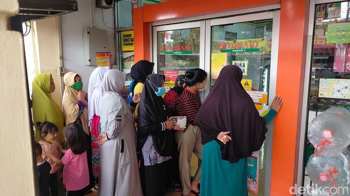 Emak-emak di Garut Antre Minyak Goreng