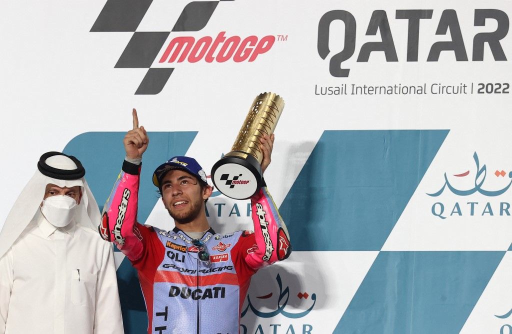 Chief Executive Officer of Qatar Airways Akbar al-Baker (L) presents Gresini Racing MotoGP team's Italian rider Enea Bastianini with the trophy after the Moto GP Grand Prix of Qatar at the Lusail International Circuit, in the city of Lusail on March 6, 2022. (Photo by KARIM JAAFAR / AFP)