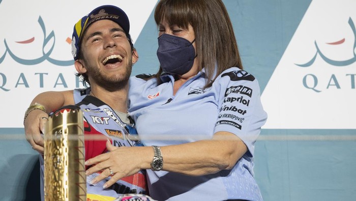 DOHA, QATAR - MARCH 06: Enea Bastianini of Italy and Gresini Racing MotoGP celebrates with Nadia Gresini wife of Fausto Gresini of Italy the victory on the podium during the MotoGP race during the MotoGP of Qatar - Race at Losail Circuit on March 06, 2022 in Doha, Qatar. (Photo by Mirco Lazzari gp/Getty Images,)