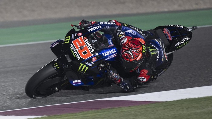 DOHA, QATAR - MARCH 04: Fabio Quartararo of France and Monster Energy Yamaha MotoGP Team rounds the bend during the MotoGP of Qatar - Free Practice  at Losail Circuit on March 04, 2022 in Doha, Qatar. (Photo by Mirco Lazzari gp/Getty Images)