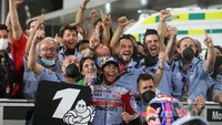 Kemenangan itu pun menjadi kemenangan emosional Bastianini dan timnya. Pasalnya ini kali pertama Gresini meraih kemenangan di MotoGP sejak pemilik tim, Fausto Gresini, meninggal karena Covid-19 pada Februari 2021. (REUTERS/Ibraheem Al Omari)