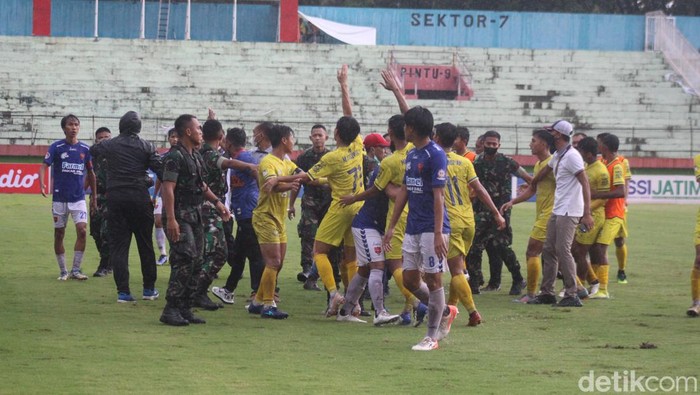 Laga babak 16 besar Liga 3 Grup CC digelar di Stadion Gelora Delta sidoarjo (GDS), Minggu (6/3). Farmel FC mengalahkan Persikota dengan skor 3-0.