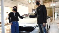 Ramesh Divyanathan, President Director BMW Group Indonesia menyerahkan kunci kendaraan THE 2 kepada Greysia Polii, atlet bulutangkis nasional peraih media emas pada Olimpiade Tokyo 2020. BMW 218i Gran Coupe Sport M Performance Edition ini hadir dalam balutan warna Mineral White yang sporty. Foto: Dok. BMW Group Indonesia