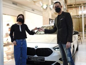 Sah! Momen Greysia Polii Jadi Pemilik Pertama BMW 218i Gran Coupe Sport M Performance