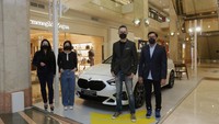 Atlet bulutangkis nasional, Greysia Polii menjadi konsumen pertama di Indonesia yang menerima BMW 218i Gran Coupe Sport M Performance Edition. Mobil ini merupakan varian spesial dengan dukungan part performa senilai kurang lebih Rp 118,5 juta. Foto: Dok. BMW Group Indonesia