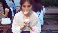 Momen lain Han Soo Hee berada di akfe telrihat ketika ia sedang menikmati semangkuk salad dengan roti gandum. Foto: instagram @xeesoxee