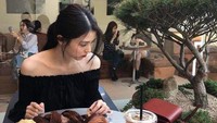 Pastry ala Prancis sangat populer di kafe Korea. Han So Hee jugatampak menikmati aneka pastry tersebut dengan segelas Iced Americano. Foto: instagram @xeesoxee