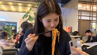 Walau tubuhnya tampak ideal, ternayta ia juga doyan makan. Ini momennya saat menikmati semangkuk ramyeon yang tampak menggugah selera. Foto: instagram @xeesoxee