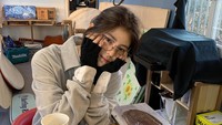 Aktris cantik kelahiran 1994 ini juga terlihat menyukai seni. Ini momennya saat sedang memahat sambil menikmati secangkir kopi. Foto: instagram @xeesoxee