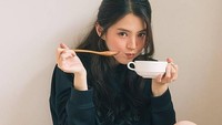 Sebuah pemotretan yang menampilkan Han So Hee ini tampak sangat manis. Ia juga terlihat menikmati semangkuk sup yag hangat. Foto: instagram @xeesoxee