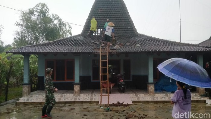 Puluhan rumah warga Desa Bringinwareng Kecamatan Winong, Pati terkena angin kencang, Senin (7/3/2022). (Foto : Dok. BPBD Pati).