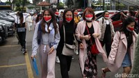 Sebanyak 28 pekerja migran Indonesia (PMI) dipulangkan dari Ukraina sejak 3 Maret. Dari 28 pekerja, 26 PMI dipulangkan ke kampung halaman di Bali setelah menjalani karantina di Rusun Pasar Rumput, Jakarta.
