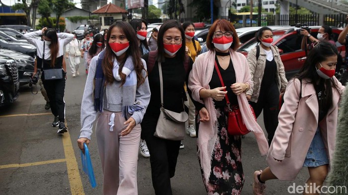Ini PMI yang Dipulangkan dari Ukraina Sebanyak 28 Pekerja Migran Indonesia asal Bali telah dipulangkan dari Ukraina sejak 3 Maret lalu. 26 PMI hari ini diberangkatkan ke kampung halaman di Bali.