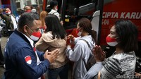 Diketahui, satu pekerja masih menjalani karantina di Jakarta karena belum menerima vaksin Corona. Sementara satu orang lainnya dinyatakan positif Covid-19 sehingga dirujuk ke RSDC Wisma Atlet Kemayoran Jakarta.