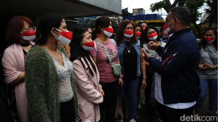 Ini PMI yang Dipulangkan dari Ukraina Sebanyak 28 Pekerja Migran Indonesia asal Bali telah dipulangkan dari Ukraina sejak 3 Maret lalu. 26 PMI hari ini diberangkatkan ke kampung halaman di Bali.