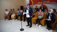 Kepala Badan Pelindungan Pekerja Migran Indonesia (BP2MI), Benny Rhamdani memberi sambutan saat pemulangan pekerja migran Indonesia di Ukraina ke Bali, di Kantor BP2MI, Jakarta, Senin (7/3/2022).