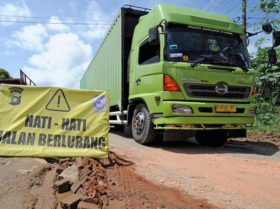 Waduh! Jalan Nasional Penghubung Jambi-Sumsel Rusak