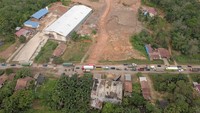 Sejumlah kendaraan melaju pelan saat melintasi Jalan Lintas Sumatera yang rusak di Mestong, Muarojambi, Jambi, Senin (7/3/2022).