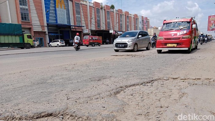 Jalan menuju kampus Unimed dan UIN Sumut di Deli Serdang rusak parah