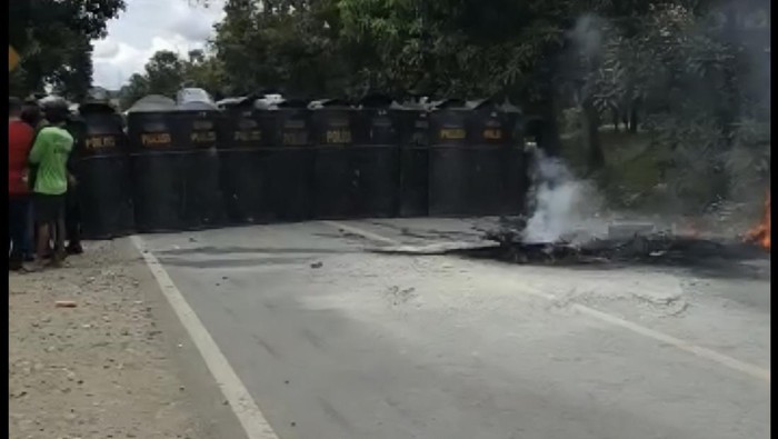 Jalan Poros Makasar-Toraja di Desa Bubun Lamba, Kecamatan Anggeraja, Enrekang sempat macet parah akibat ricuh sengketa lahan. (dok. Istimewa)