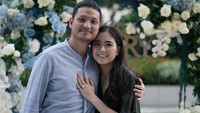 Jessica Tanoe yang merupakan putri konglomerat Hary Tanoesoedibjo baru saja dilamar Jonathan Natakusuma, anak bos Emtek. Keduanya merupakan anak dari konglomerat terkenal.  Foto: @jessicatanoe