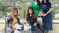 Jessica yang saat ini menginjak usia 27 tahun juga sering hangout sambil makan bersama kakak, adik dan ibunya. Saking akrabnya, mereka justru terlihat seperti berteman.  Foto: @jessicatanoe
