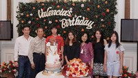 Saat ulang tahun sang kakak, Valencia Tanoe, Jessica juga turut hadir. Ia pun berpose bersama keluarganya di depan cake dan buket bunga. Keluarga HT tampaknya tak pernah melewatkan momen ulang tahun keluarga.  Foto: @jessicatanoe