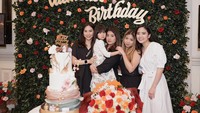 Pemilik nama lengkap Jessica Herliani Tanoesoedibjo ini adalah anak ketiga dari Hary Tanoesoedibjo dan Liliana Tanoesoedibjo. Ia dikenal sebagai gadis yang cantik dan selalu tampil elegan.  Foto: @jessicatanoe