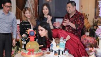 Ketika Jessica ulang tahun, ia mendapat kejutan sebuah cake berbentuk durian. Tampaknya Jessica penggemar berat durian. Ada juga cake berhias bunga di sebelahnya.  Foto: @jessicatanoe